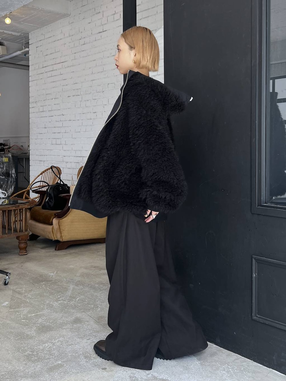 ブラック系のブルゾンを着用したレディースの秋コーディネートの4枚目の写真