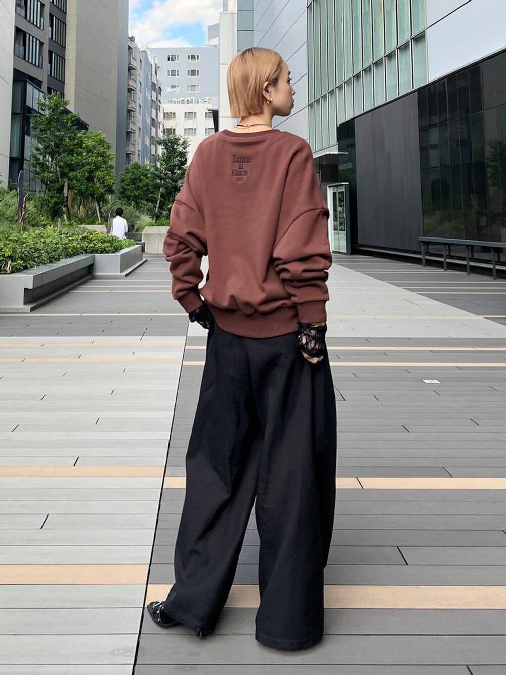 ブラック系のパンプス、ブラック系のTシャツ/カットソーを着用したレディースの秋コーディネートの5枚目の写真