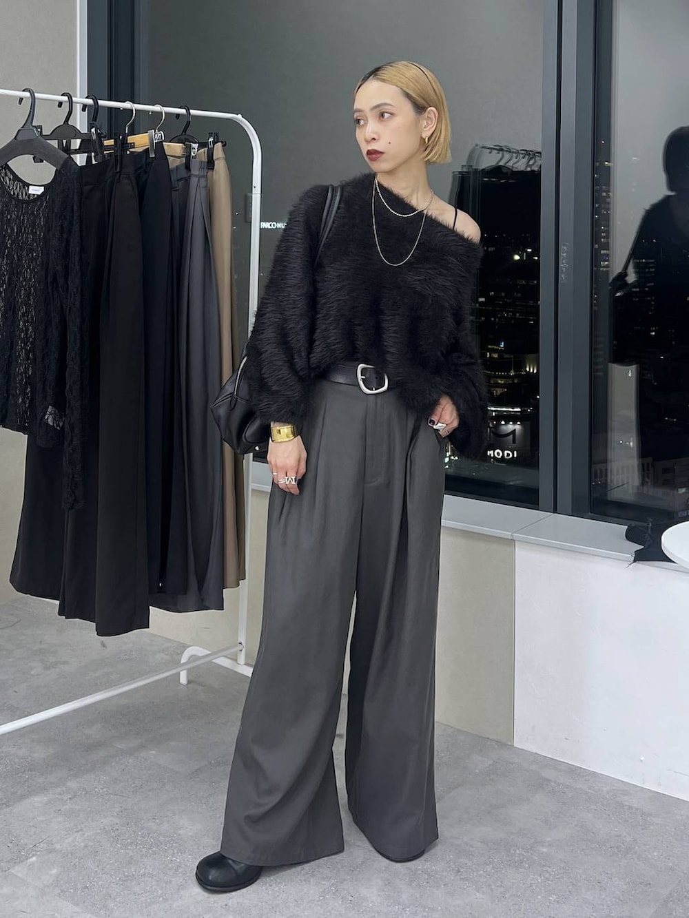 ブラック系のショルダーバッグ、ブラック系のその他シューズ、ブラック系のニット/セーターを着用したレディースの秋コーディネートの5枚目の写真