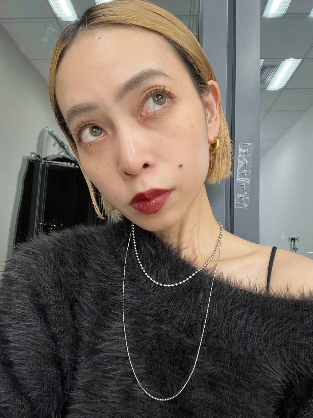 ブラック系のショルダーバッグ、ブラック系のその他シューズ、ブラック系のニット/セーターを着用したレディースの秋コーディネートの8枚目の写真