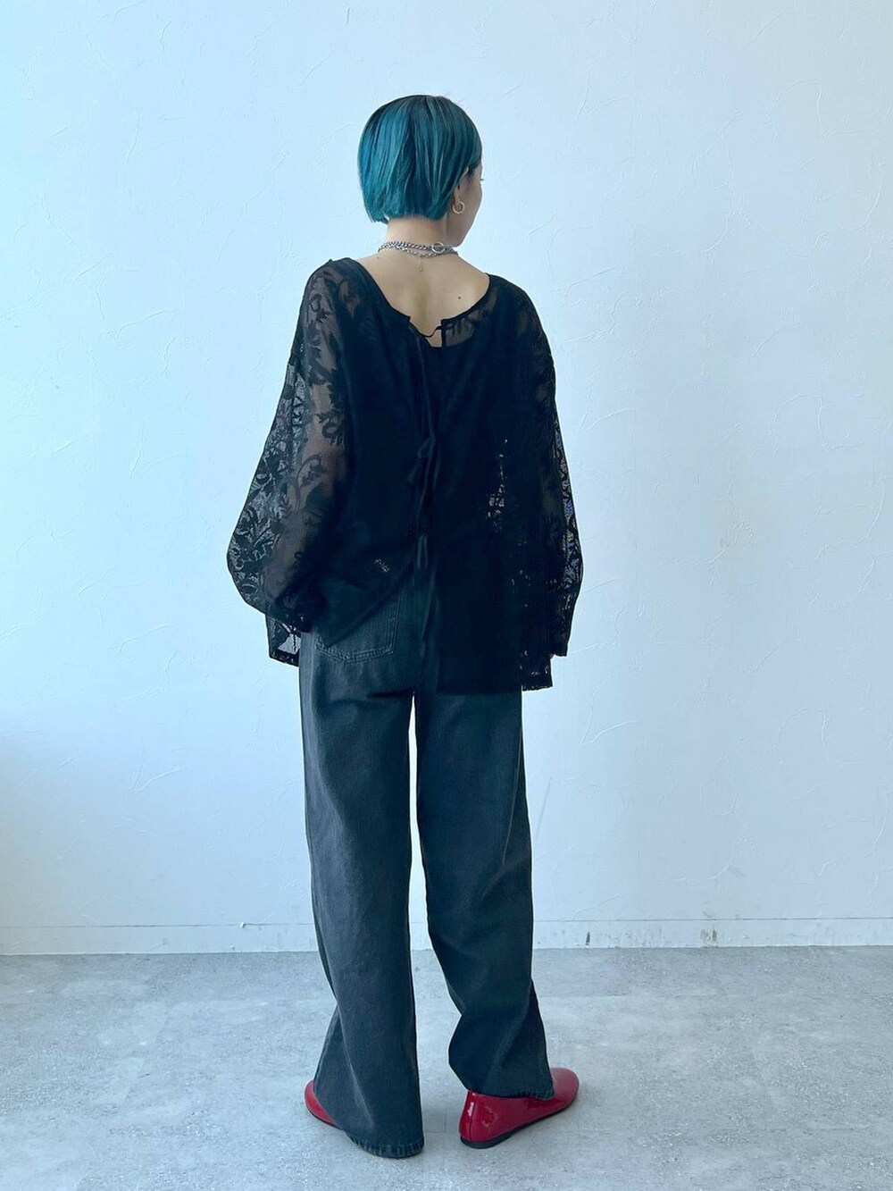 ブラック系のシャツ/ブラウス、その他のネックレス、シルバー系のネックレスを着用したレディースの夏コーディネートの4枚目の写真