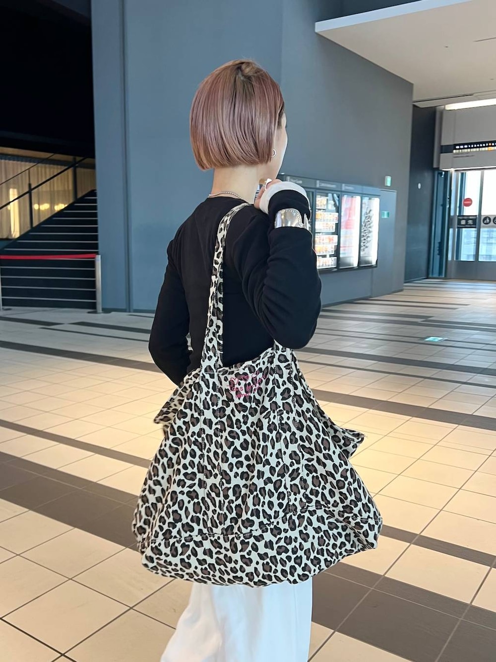 ホワイト系のスラックスを着用したレディースの冬コーディネートの5枚目の写真