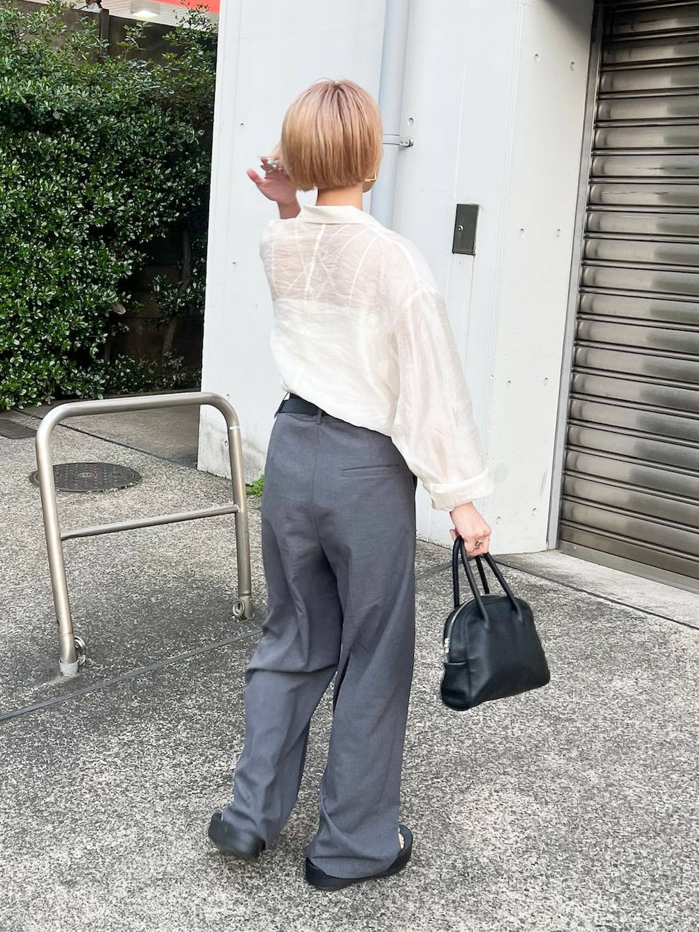 グレー系のその他パンツ、ホワイト系のキャミソール、ブラック系のサンダルを着用したレディースの春コーディネートの3枚目の写真