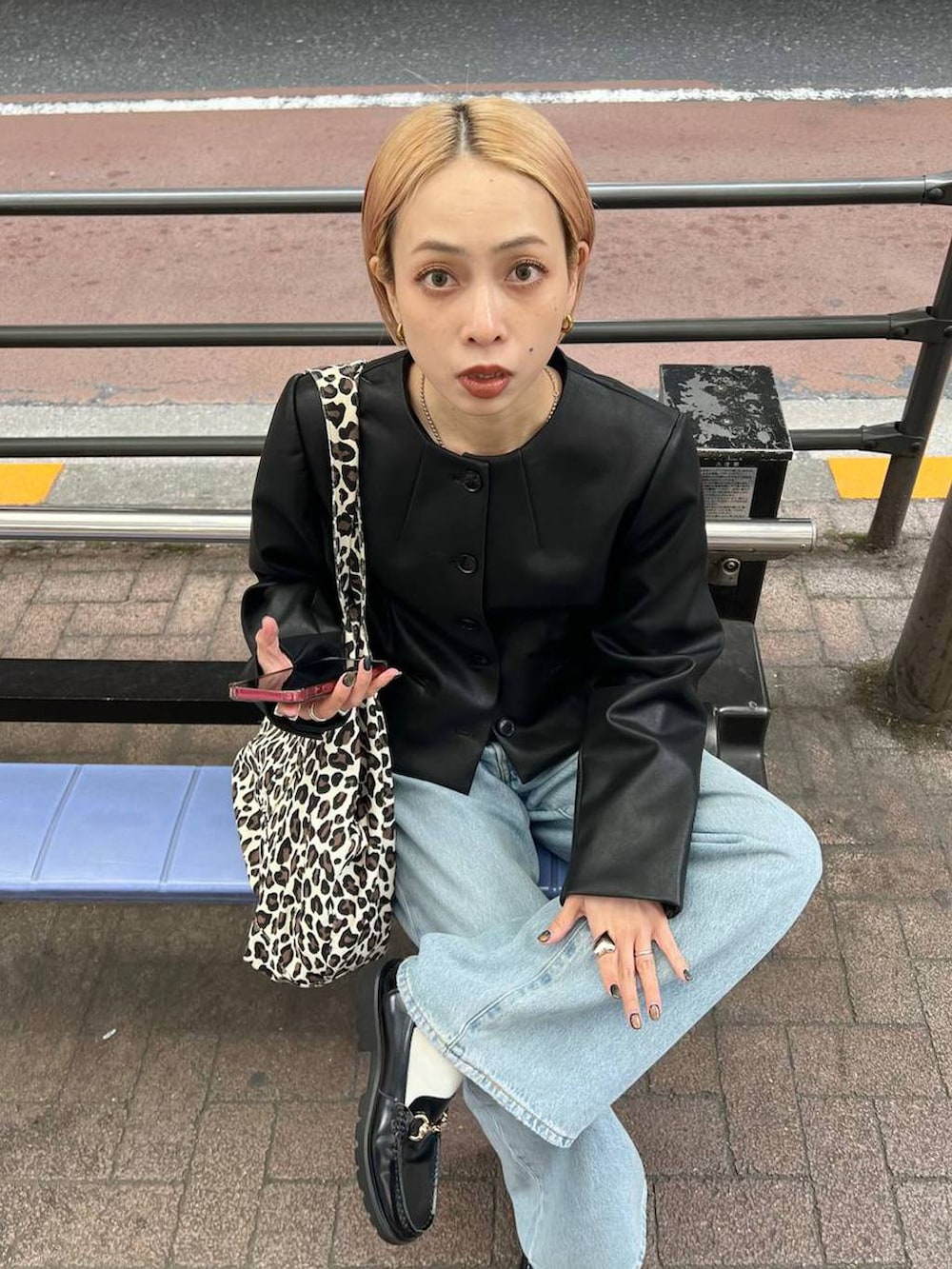 ブラック系のノーカラージャケットを着用したレディースの春コーディネートの5枚目の写真