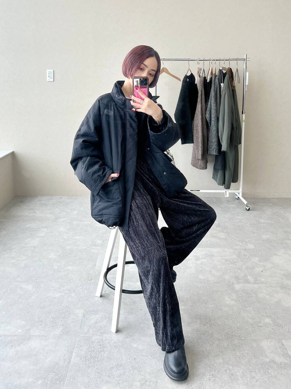 ホワイト系のTシャツ/カットソー、ブラック系のブーツ、その他のその他パンツを着用したレディースの秋コーディネートの6枚目の写真