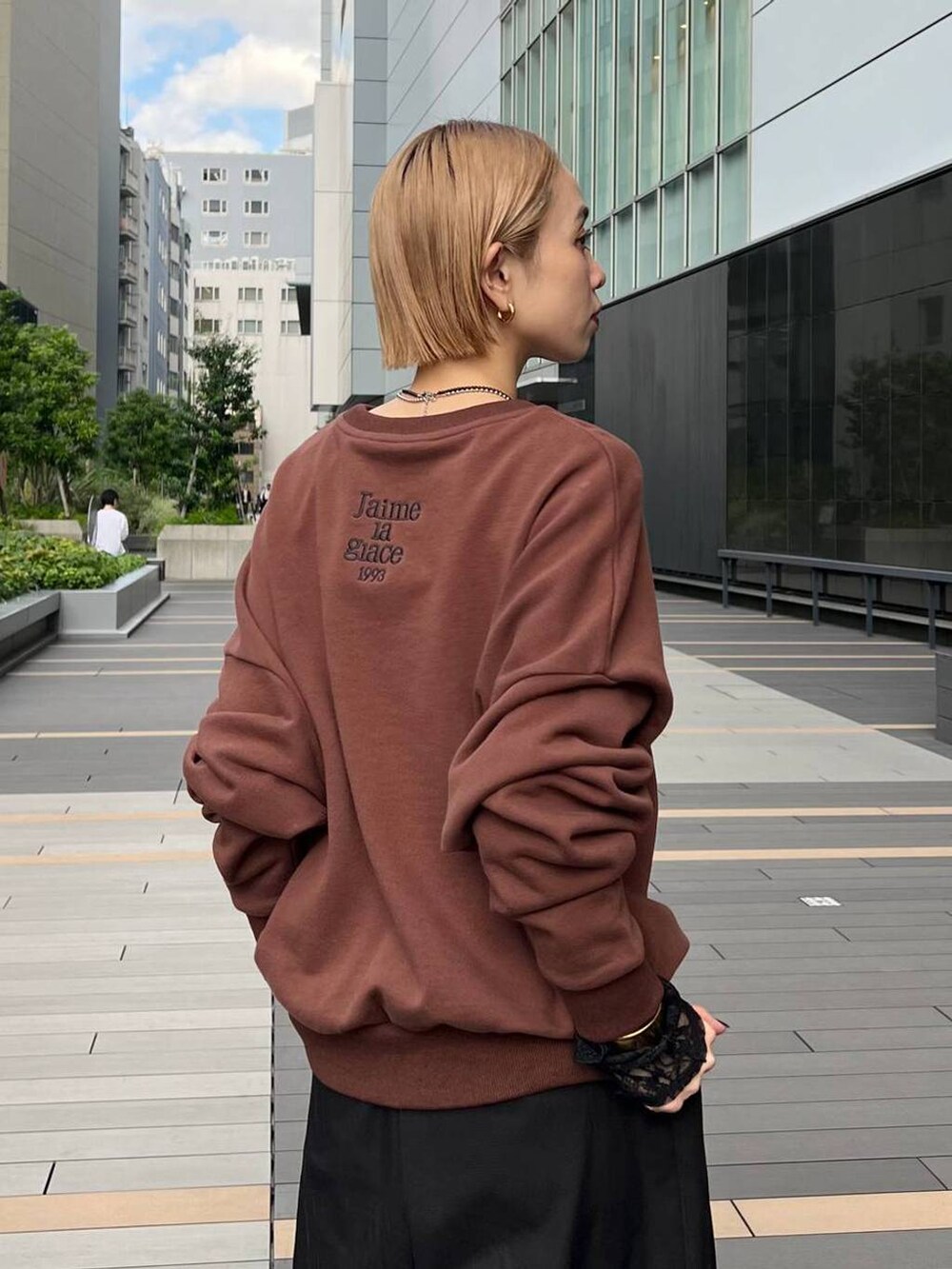 ブラック系のパンプス、ブラック系のTシャツ/カットソーを着用したレディースの秋コーディネートの3枚目の写真