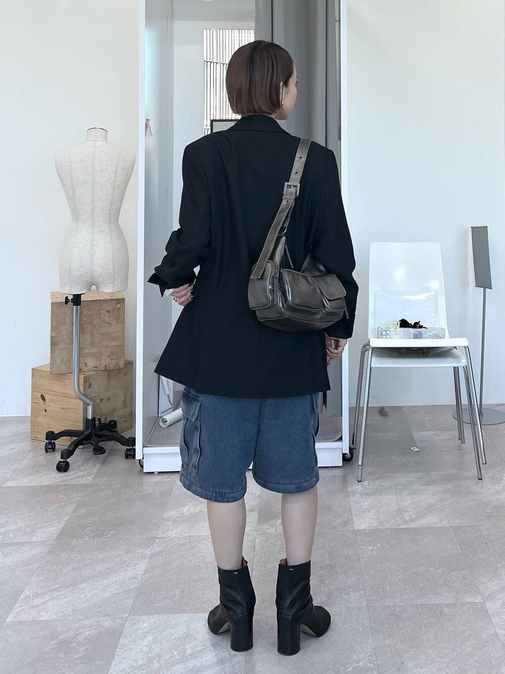 ブラック系のテーラードジャケット、その他のショルダーバッグ、ホワイト系のTシャツ/カットソーを着用したレディースの冬コーディネートの3枚目の写真