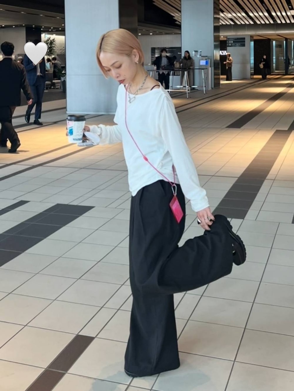 ホワイト系のTシャツ/カットソーを着用したレディースの春コーディネートの2枚目の写真