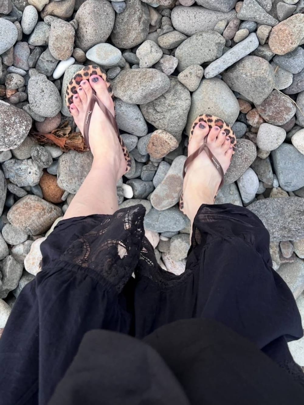 ブラック系のその他パンツを着用したレディースの夏コーディネートの7枚目の写真