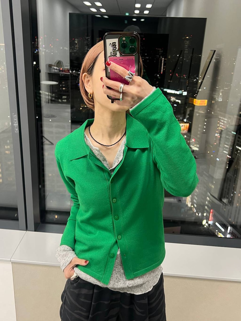 グレー系のTシャツ/カットソー、その他のスラックス、グリーン系のカーディガン/ボレロを着用したレディースの冬コーディネートの3枚目の写真