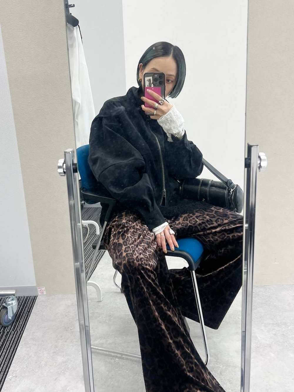 ブラック系のブルゾン、ホワイト系のシャツ/ブラウス、その他のその他パンツを着用したレディースの夏コーディネートの6枚目の写真