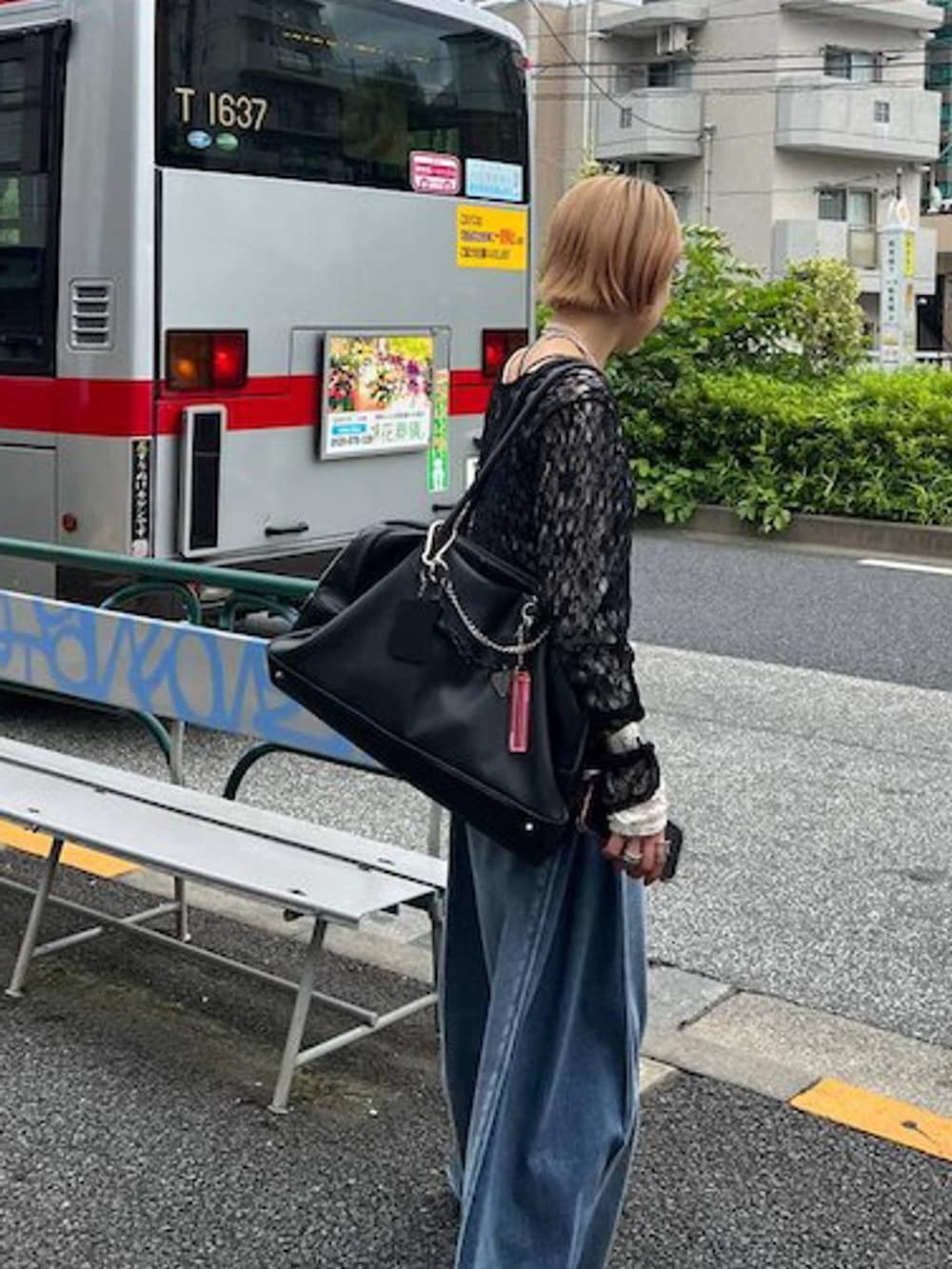 ブラック系のショルダーバッグ、ブルー系のデニムパンツ、ホワイト系のTシャツ/カットソーを着用したレディースの夏コーディネートの3枚目の写真