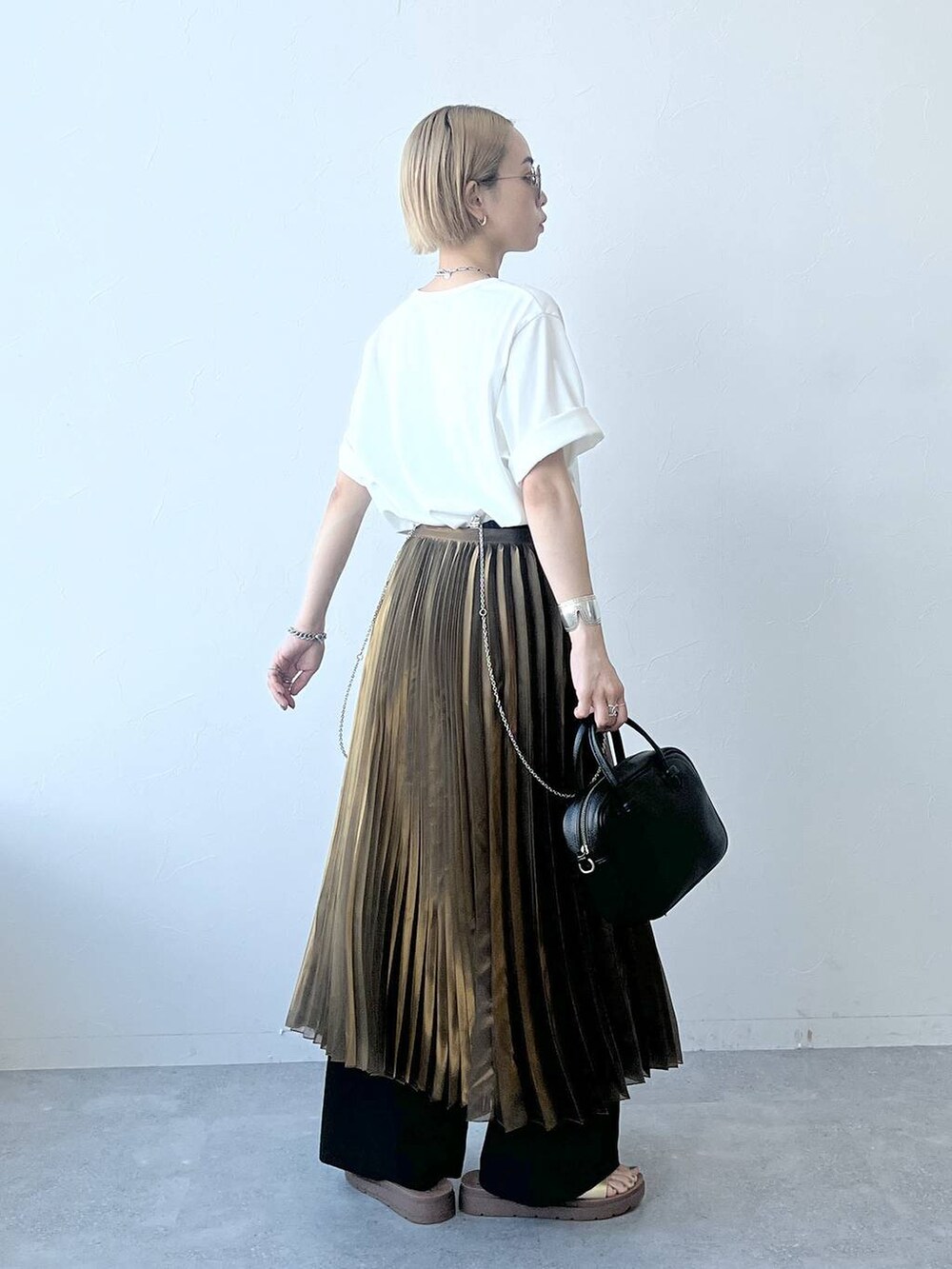 シルバー系のその他トップス、ゴールド系のスカート、ホワイト系のTシャツ/カットソーを着用したレディースの春コーディネートの4枚目の写真