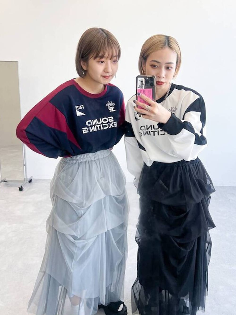 ブラック系のスカート、ホワイト系のTシャツ/カットソー、グレー系のサンダルを着用したレディースの春コーディネートの3枚目の写真