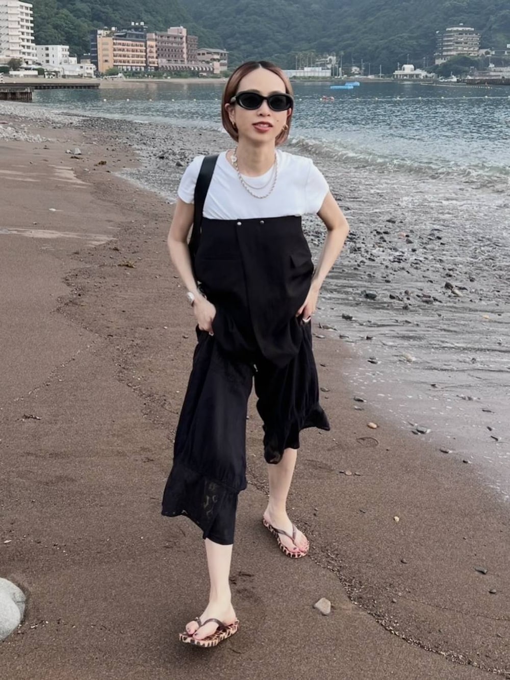 ブラック系のその他パンツを着用したレディースの夏コーディネートの2枚目の写真