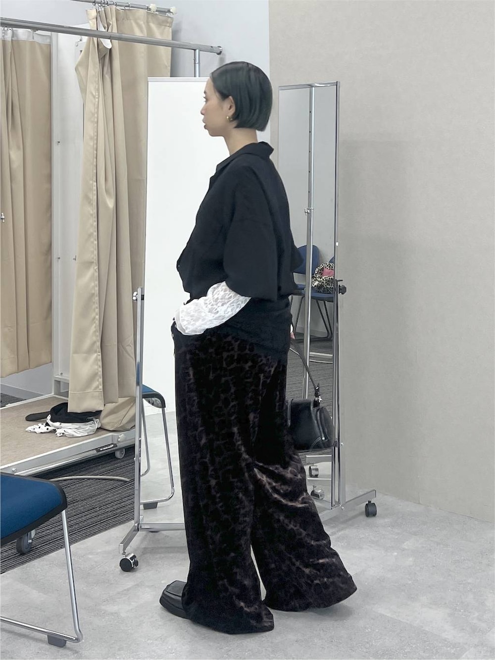 ホワイト系のシャツ/ブラウス、その他のその他パンツ、ブラック系のシャツ/ブラウスを着用したレディースの夏コーディネートの3枚目の写真