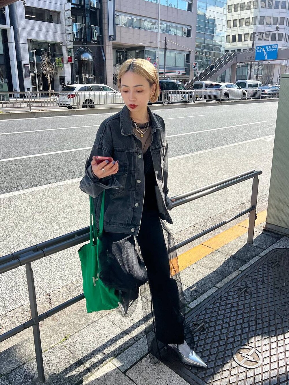 ブラック系のその他パンツ、シルバー系のサンダル、ブラック系のTシャツ/カットソーを着用したレディースの春コーディネートの3枚目の写真