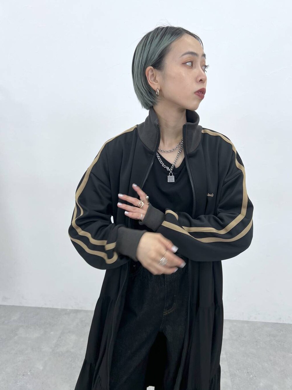 ブラック系のTシャツ/カットソー、ブラック系のスニーカー、その他のネックレスを着用したレディースの夏コーディネートの4枚目の写真