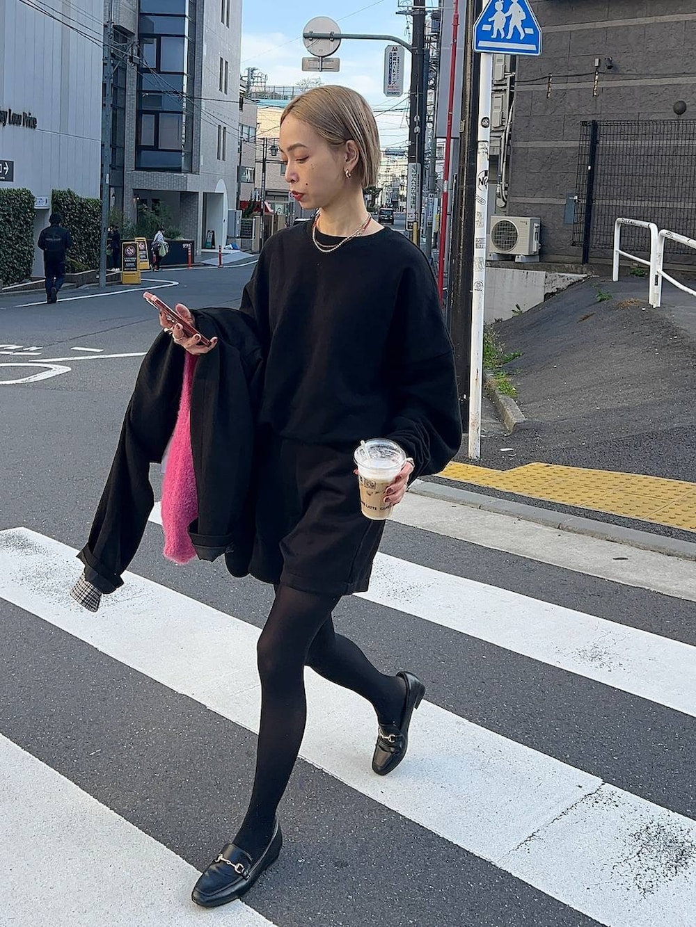 ブラック系のスウェットを着用したレディースの冬コーディネートの6枚目の写真