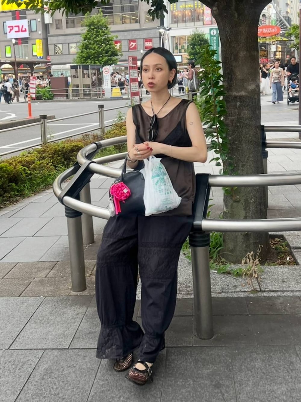 ブラック系のその他パンツ、ブラウン系のシャツ/ブラウス、ブラック系のキャミソールを着用したレディースの夏コーディネートの3枚目の写真