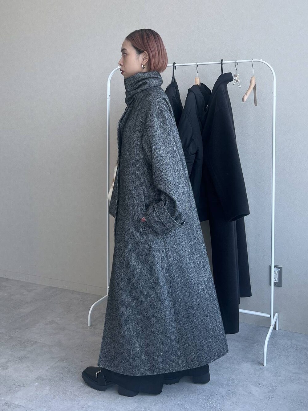 ブラック系のハンドバッグを着用したレディースの秋コーディネートの3枚目の写真