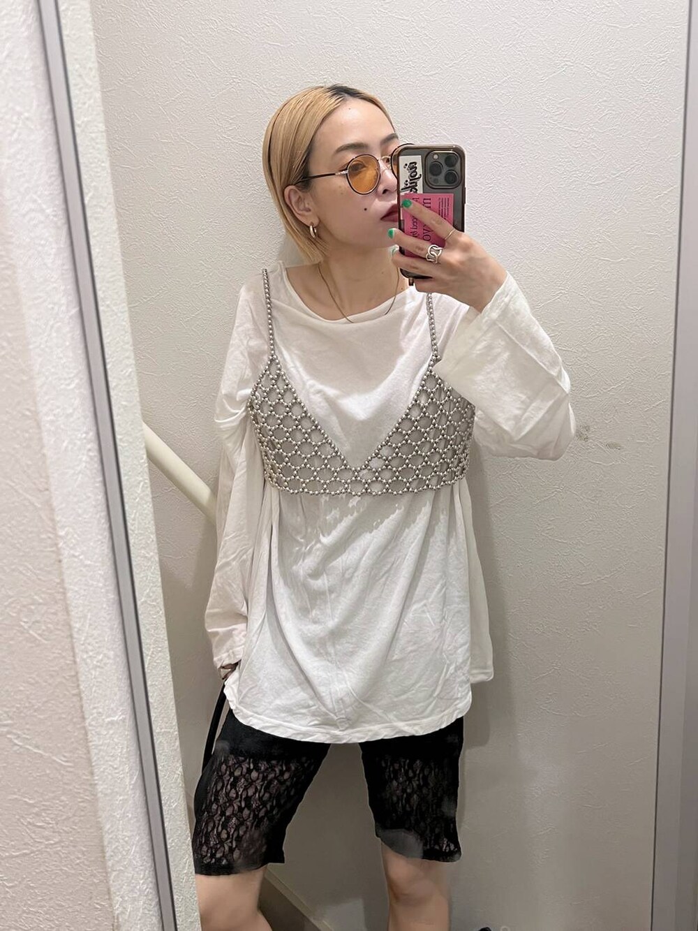 ホワイト系のTシャツ/カットソー、ブラック系のその他パンツ、ブラック系のスニーカーを着用したレディースの夏コーディネートの4枚目の写真