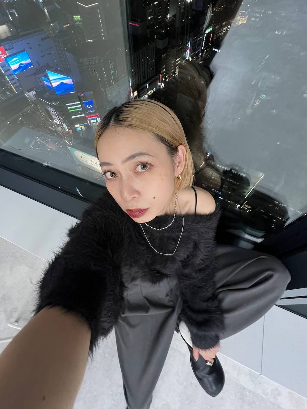 ブラック系のショルダーバッグ、ブラック系のその他シューズ、ブラック系のニット/セーターを着用したレディースの秋コーディネートの3枚目の写真