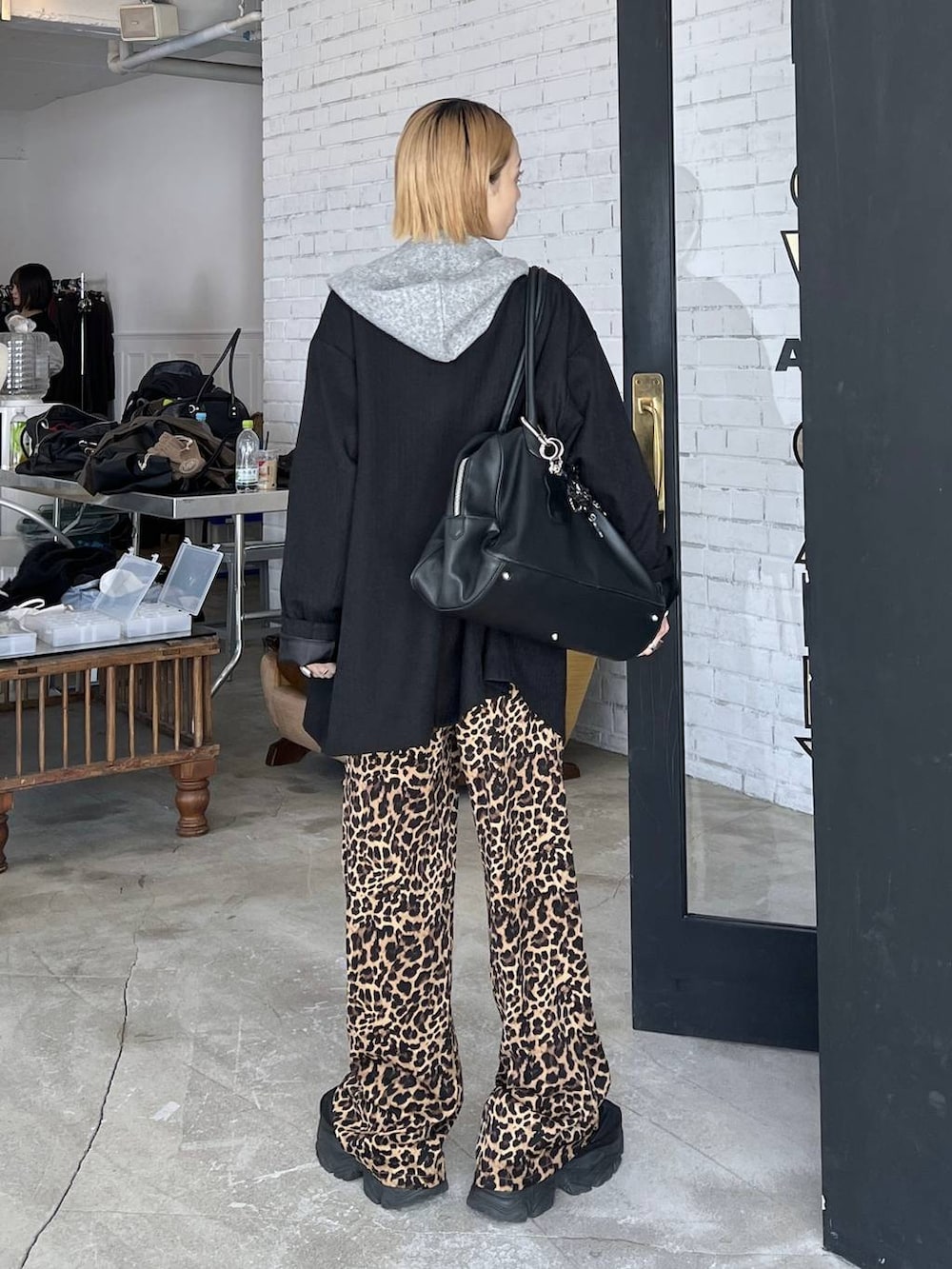 ブラック系のショルダーバッグ、ブラック系のテーラードジャケット、グレー系のマフラーを着用したレディースの秋コーディネートの4枚目の写真