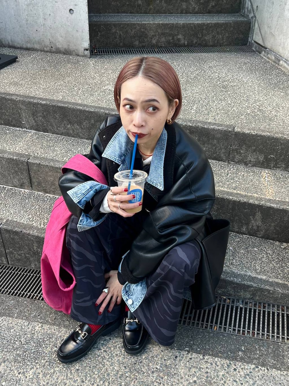 ブラック系のブルゾン、ブルー系のブルゾン、その他のスラックスを着用したレディースの冬コーディネートの6枚目の写真