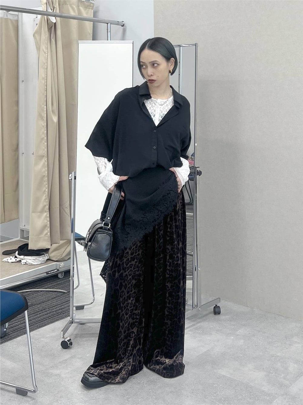 ホワイト系のシャツ/ブラウス、その他のその他パンツ、ブラック系のシャツ/ブラウスを着用したレディースの夏コーディネートの2枚目の写真