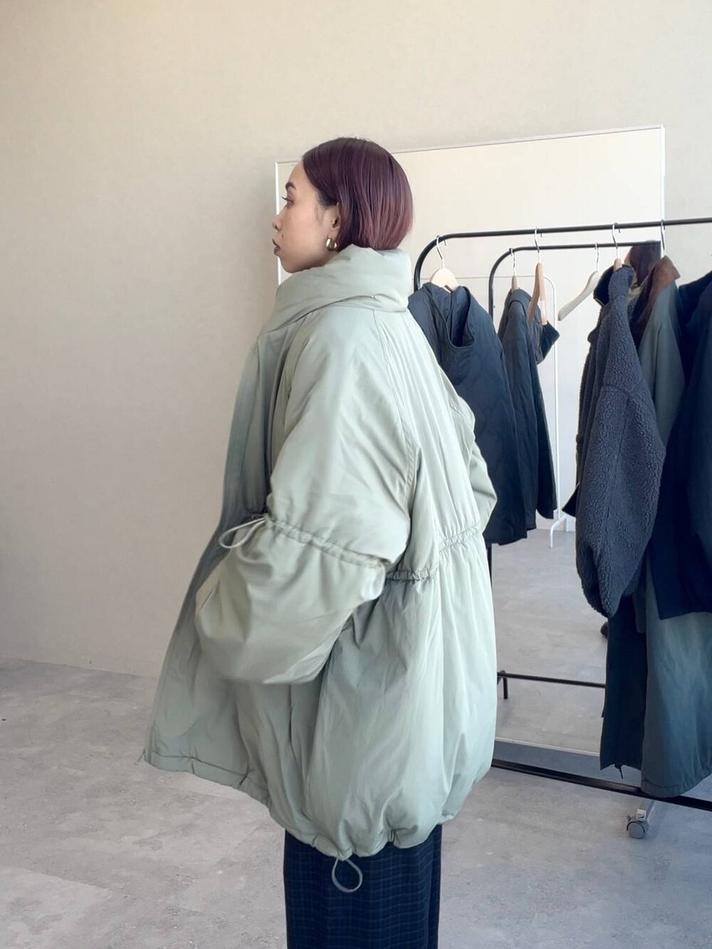 その他のその他パンツ、ブラック系のブーツ、ブラック系のカーディガン/ボレロを着用したレディースの冬コーディネートの4枚目の写真