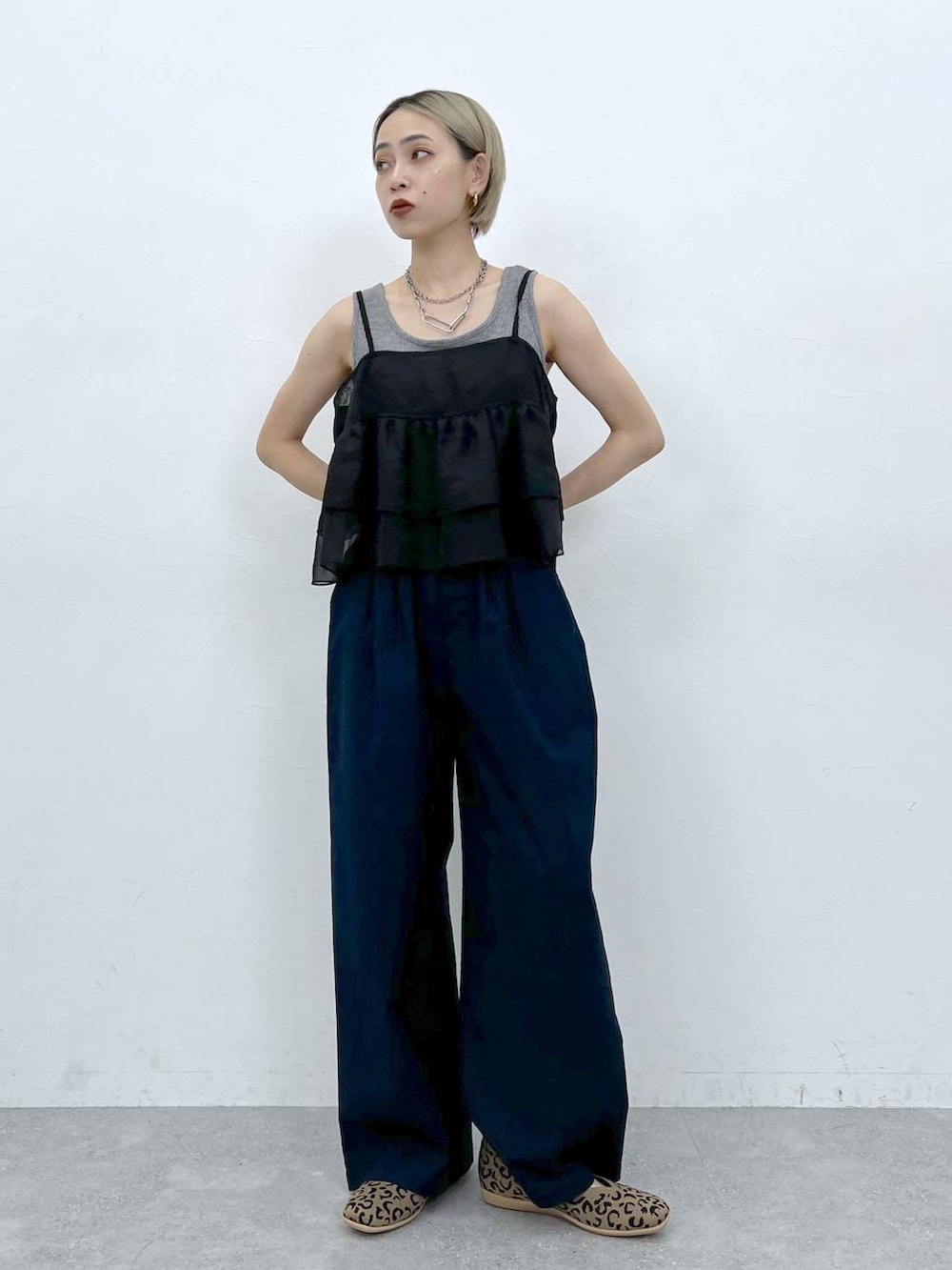 ブルー系のその他パンツ、その他のTシャツ/カットソー、その他のネックレスを着用したレディースの夏コーディネートの2枚目の写真