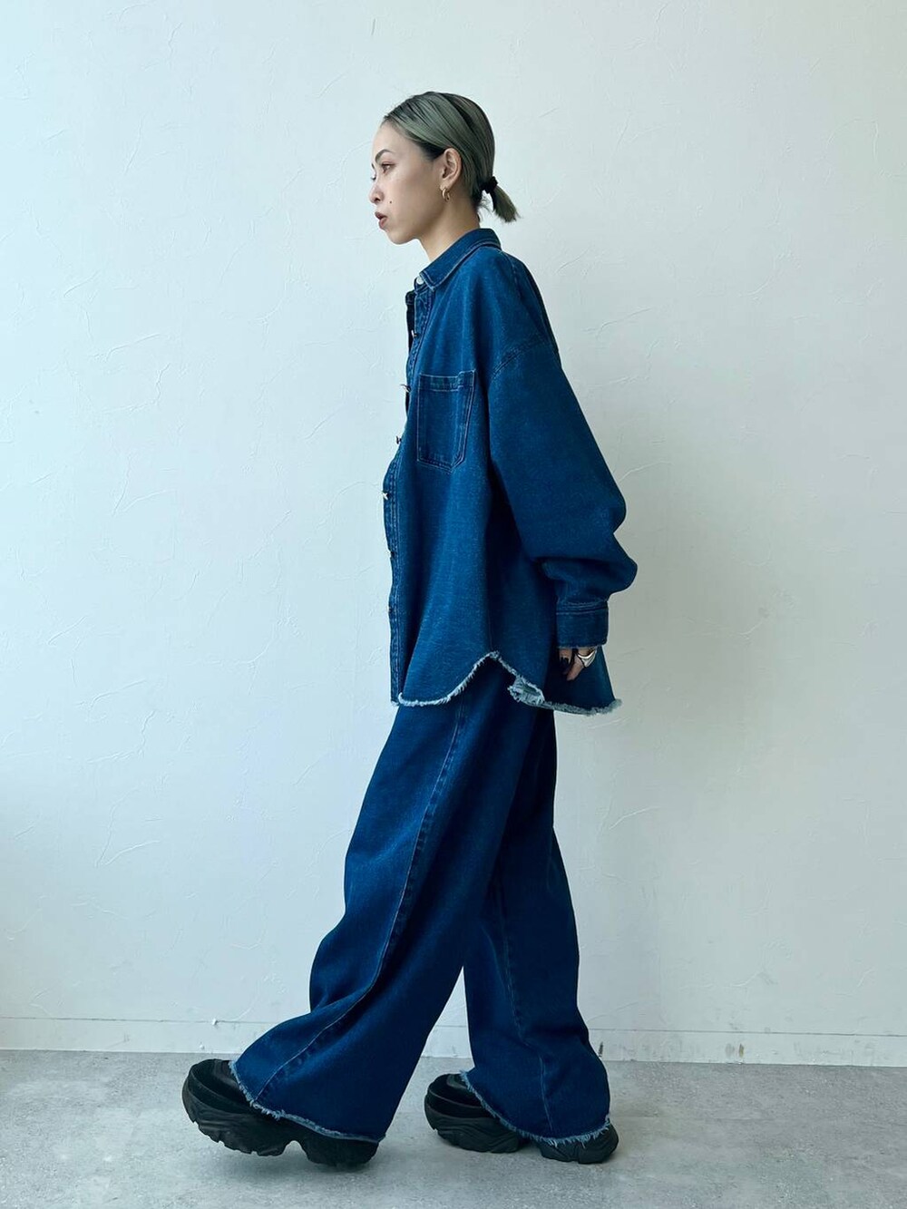 ブラック系のTシャツ/カットソー、ブラック系のスニーカーを着用したレディースの秋コーディネートの3枚目の写真