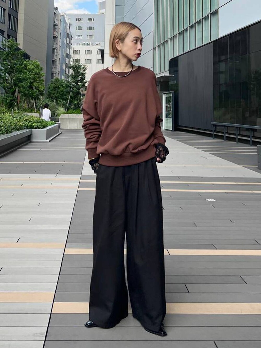 ブラック系のパンプス、ブラック系のTシャツ/カットソーを着用したレディースの秋コーディネートの2枚目の写真