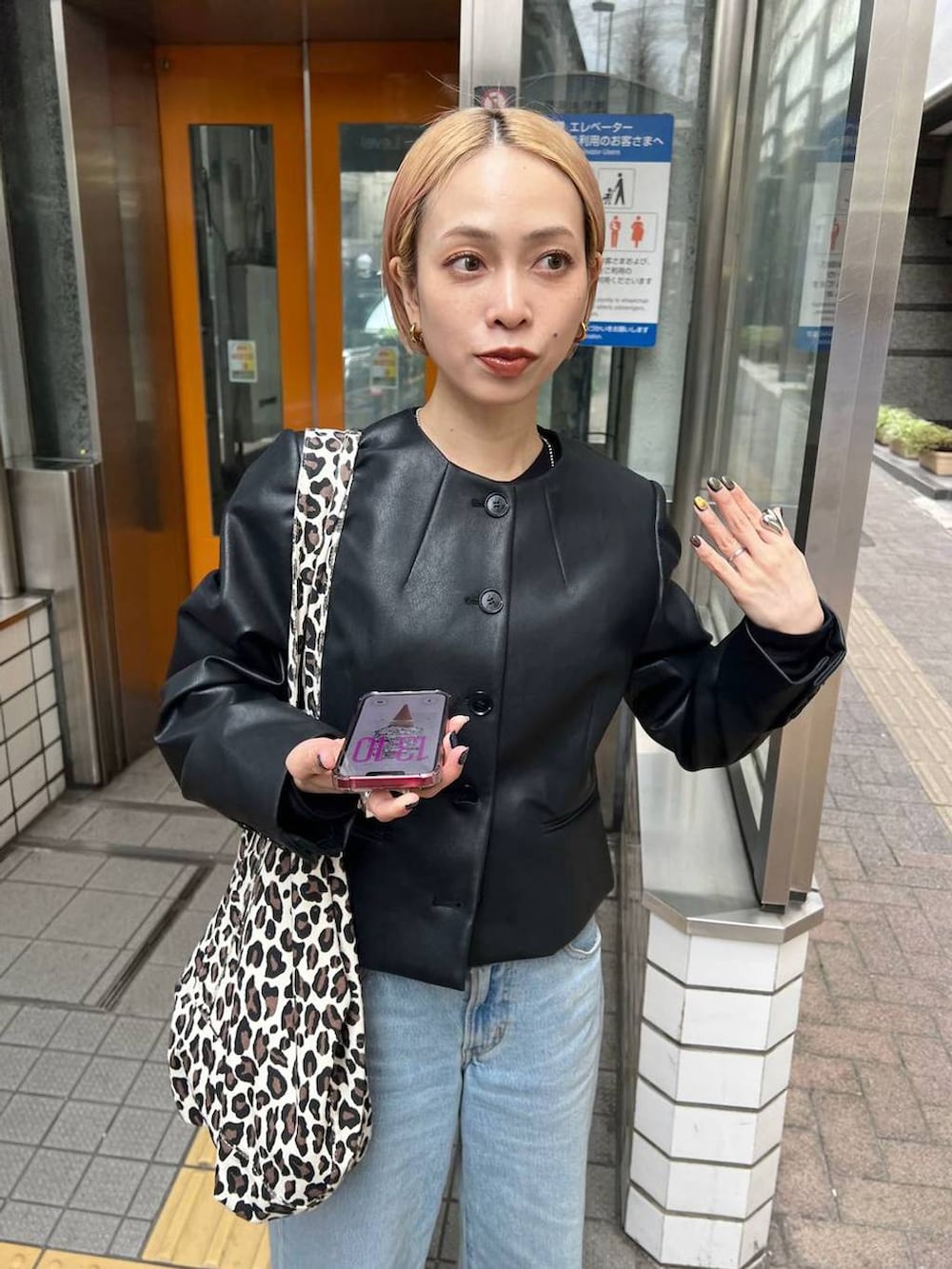 ブラック系のノーカラージャケットを着用したレディースの春コーディネートの4枚目の写真