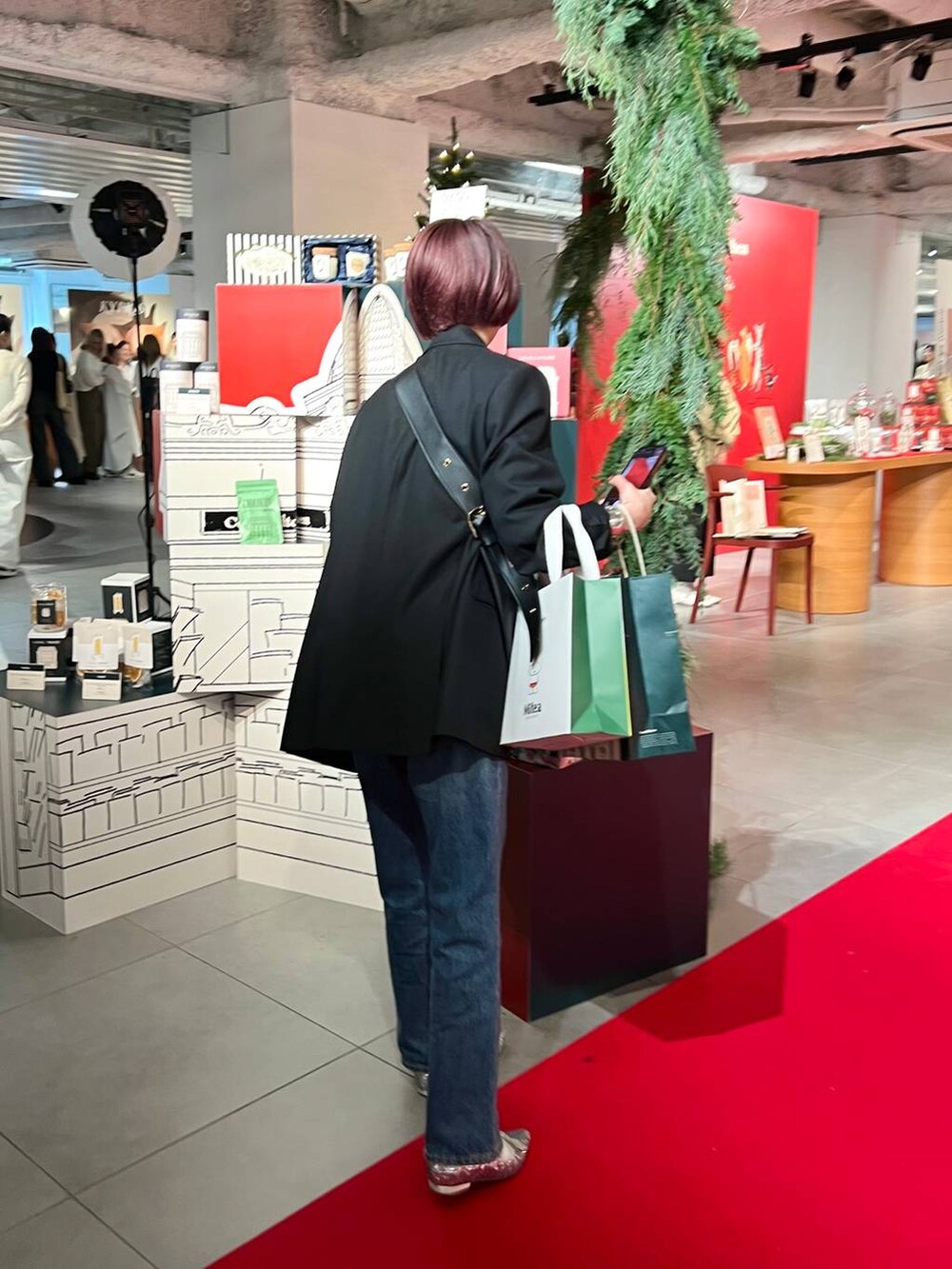 ブラック系のショルダーバッグ、ブラック系のテーラードジャケットを着用したレディースの秋コーディネートの2枚目の写真