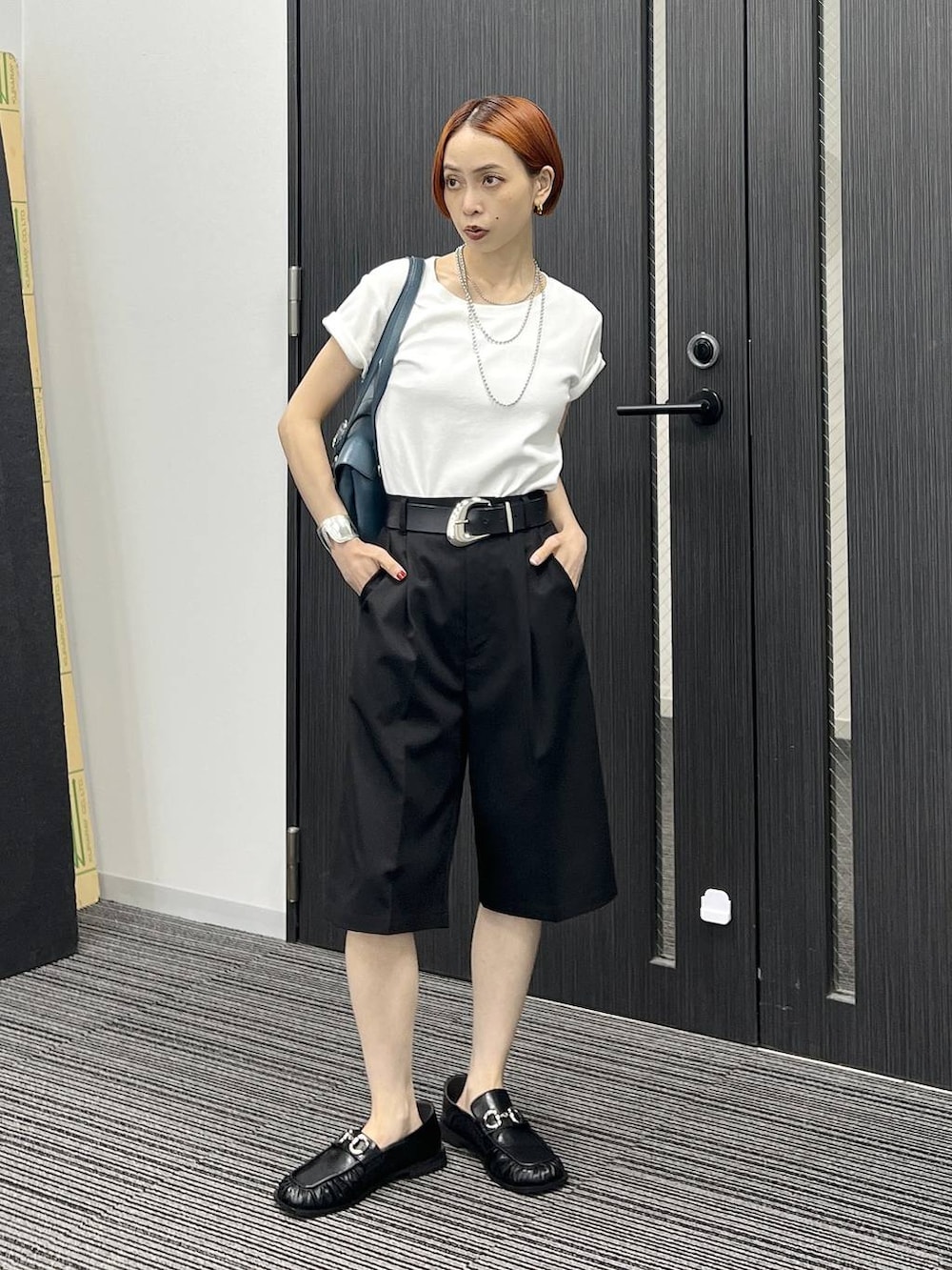 ホワイト系のTシャツ/カットソー、ブルー系のショルダーバッグ、ブラック系のその他パンツを着用したレディースの夏コーディネートの2枚目の写真