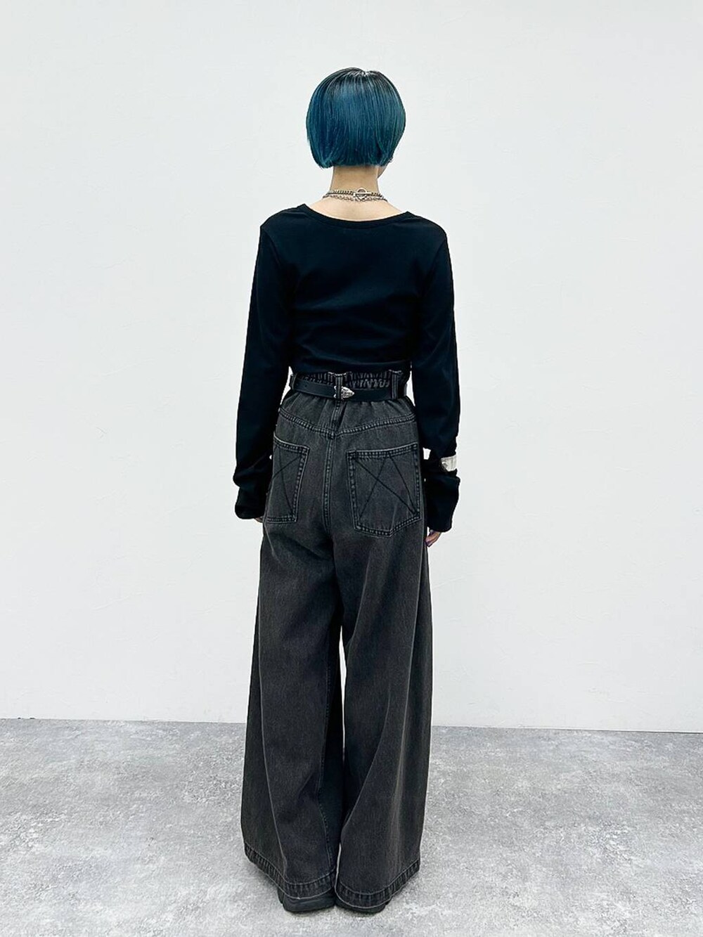 ブラック系のデニムパンツ、ブラック系のスニーカー、シルバー系のネックレスを着用したレディースの夏コーディネートの4枚目の写真