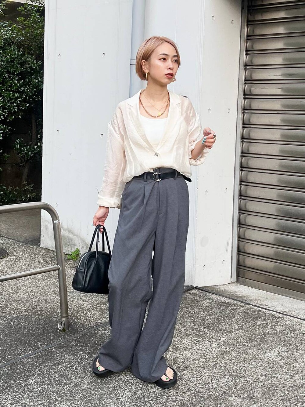 グレー系のその他パンツ、ホワイト系のキャミソール、ブラック系のサンダルを着用したレディースの春コーディネートの2枚目の写真