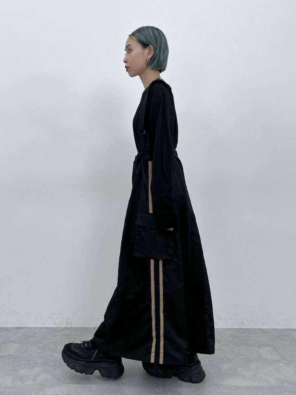 ブラック系のTシャツ/カットソー、ブラック系のスニーカーを着用したレディースの夏コーディネートの3枚目の写真