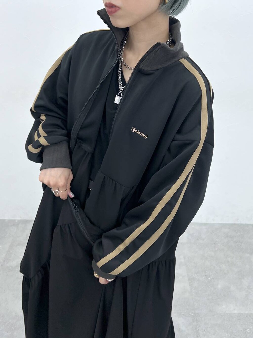 ブラック系のTシャツ/カットソー、ブラック系のスニーカー、その他のネックレスを着用したレディースの夏コーディネートの6枚目の写真