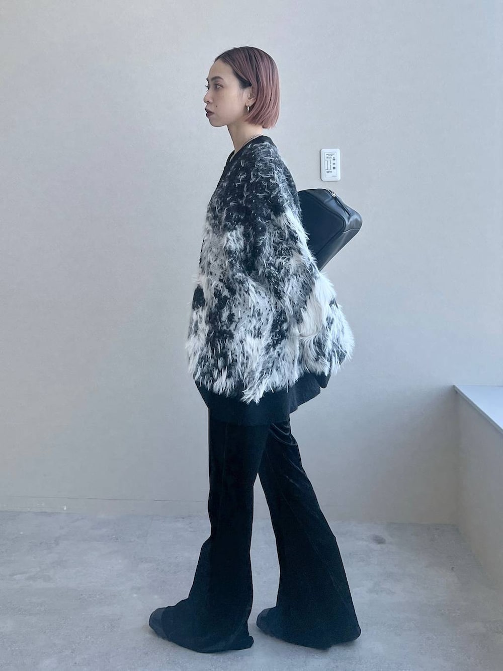 ブラック系のその他パンツ、ブラック系のボストンバッグ、ブラック系のカーディガン/ボレロを着用したレディースの秋コーディネートの4枚目の写真