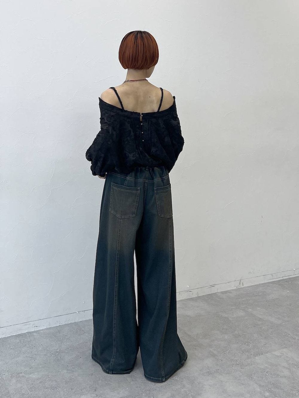 グリーン系のデニムパンツ、ブラック系のスニーカー、ブラック系のシャツ/ブラウスを着用したレディースの夏コーディネートの4枚目の写真