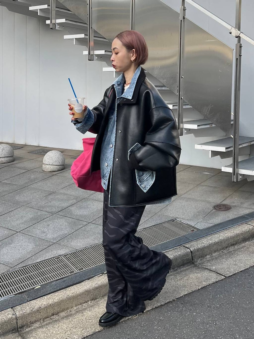 ブラック系のブルゾン、ブルー系のブルゾン、その他のスラックスを着用したレディースの冬コーディネートの3枚目の写真