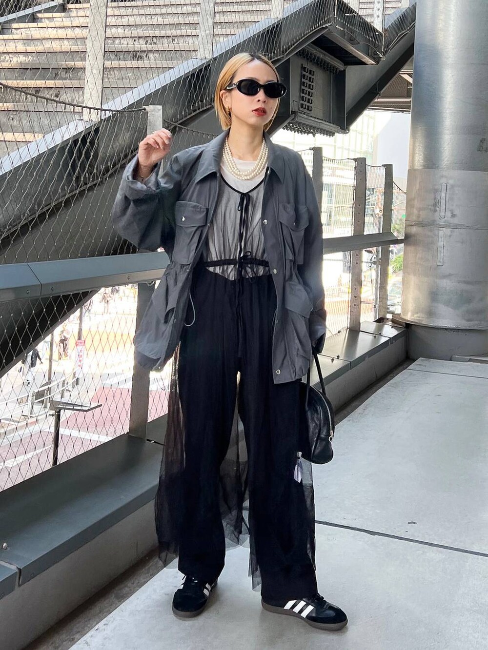 グレー系のブルゾンを着用したレディースの春コーディネートの2枚目の写真