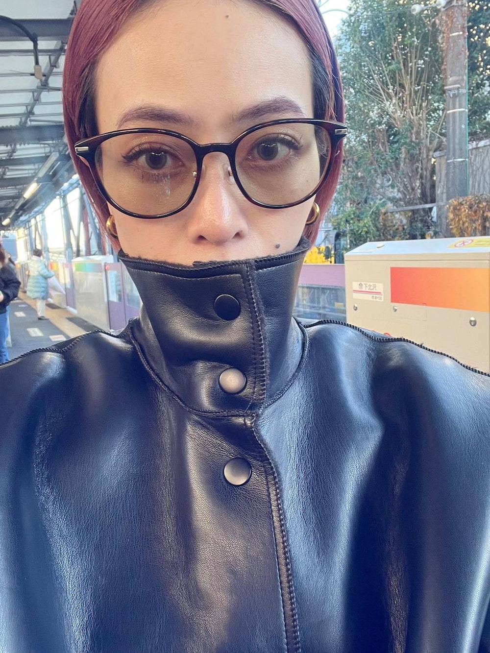 ブラック系のブルゾンを着用したレディースの冬コーディネートの6枚目の写真