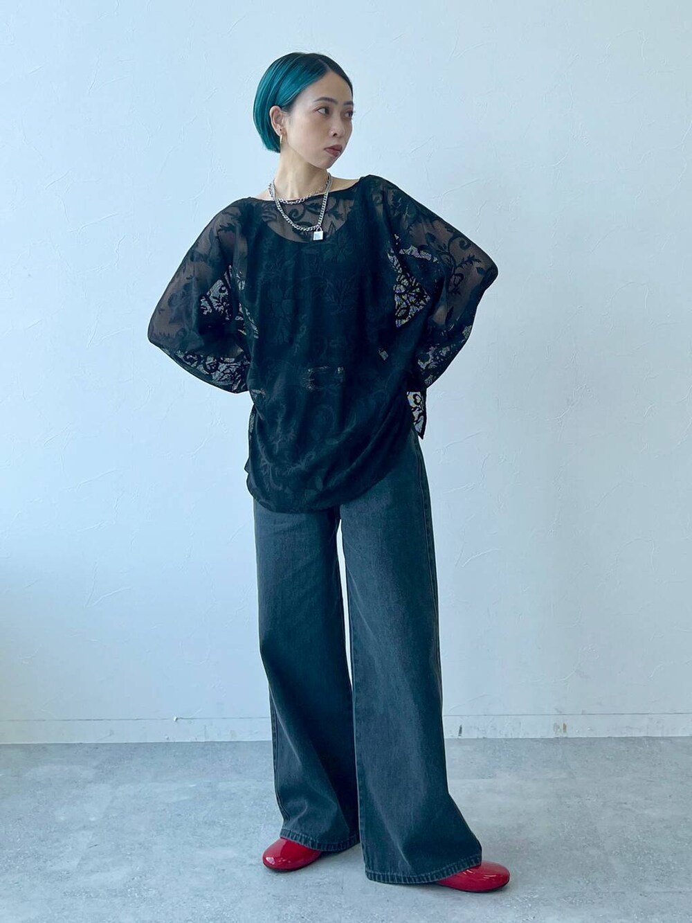 ブラック系のシャツ/ブラウス、その他のネックレス、シルバー系のネックレスを着用したレディースの夏コーディネートの2枚目の写真