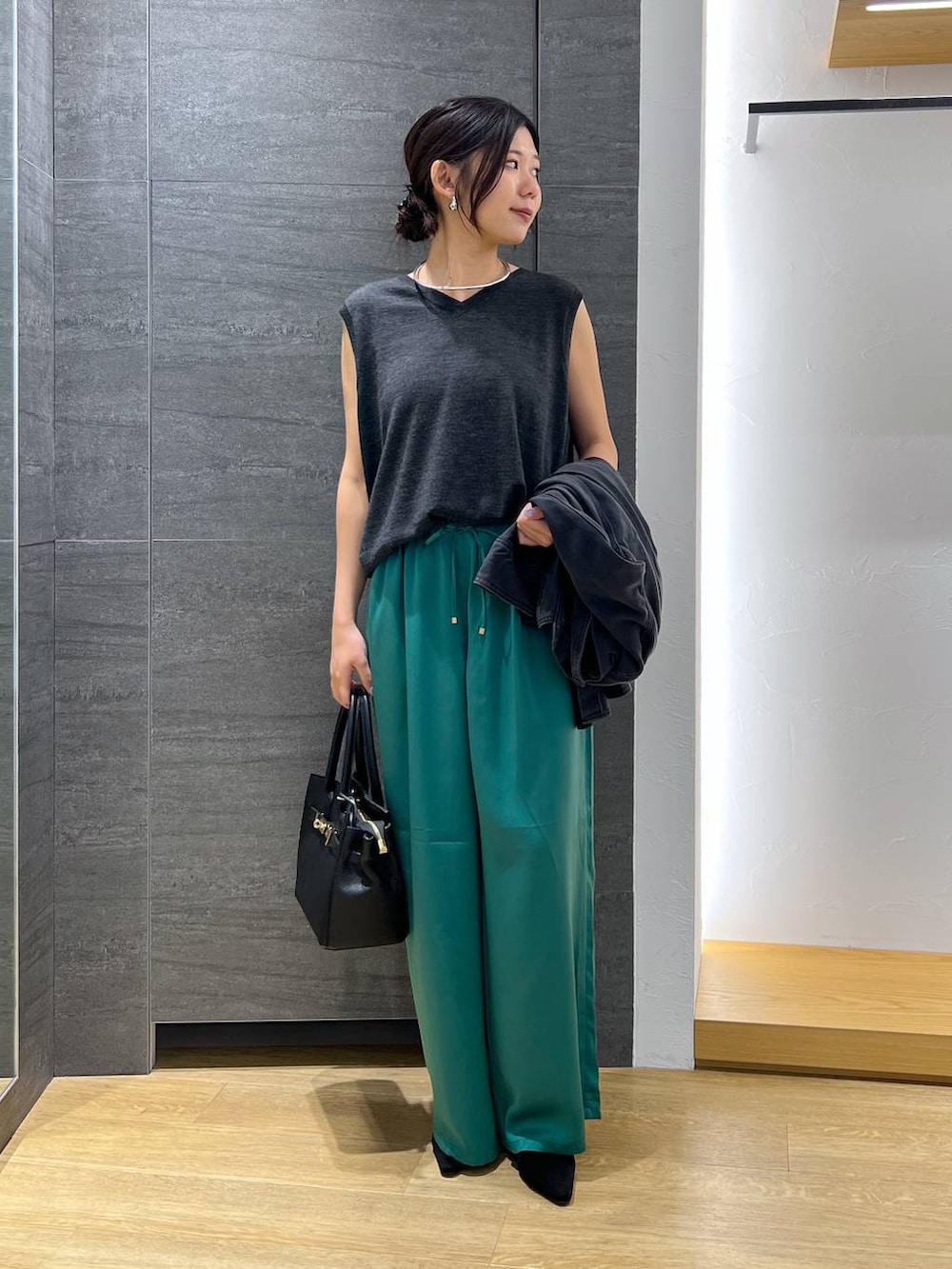 「ベーシック/シンプル、カジュアル、きれいめ、ママコーデ、秋コーデ、冬コーデ、ネックレス、BARNYARDSTORM、パンツ、シンプルコーデ、大人カジュアル」|「AULENTTIのBARNYARDSTORM / AULENTTI(オウレンティ) / ベルト付きレザーBAG(ショルダーバッグ、ブラック系)」を使った、つぼみさん(レディース・155cm)の秋コーディネートの2枚目の写真