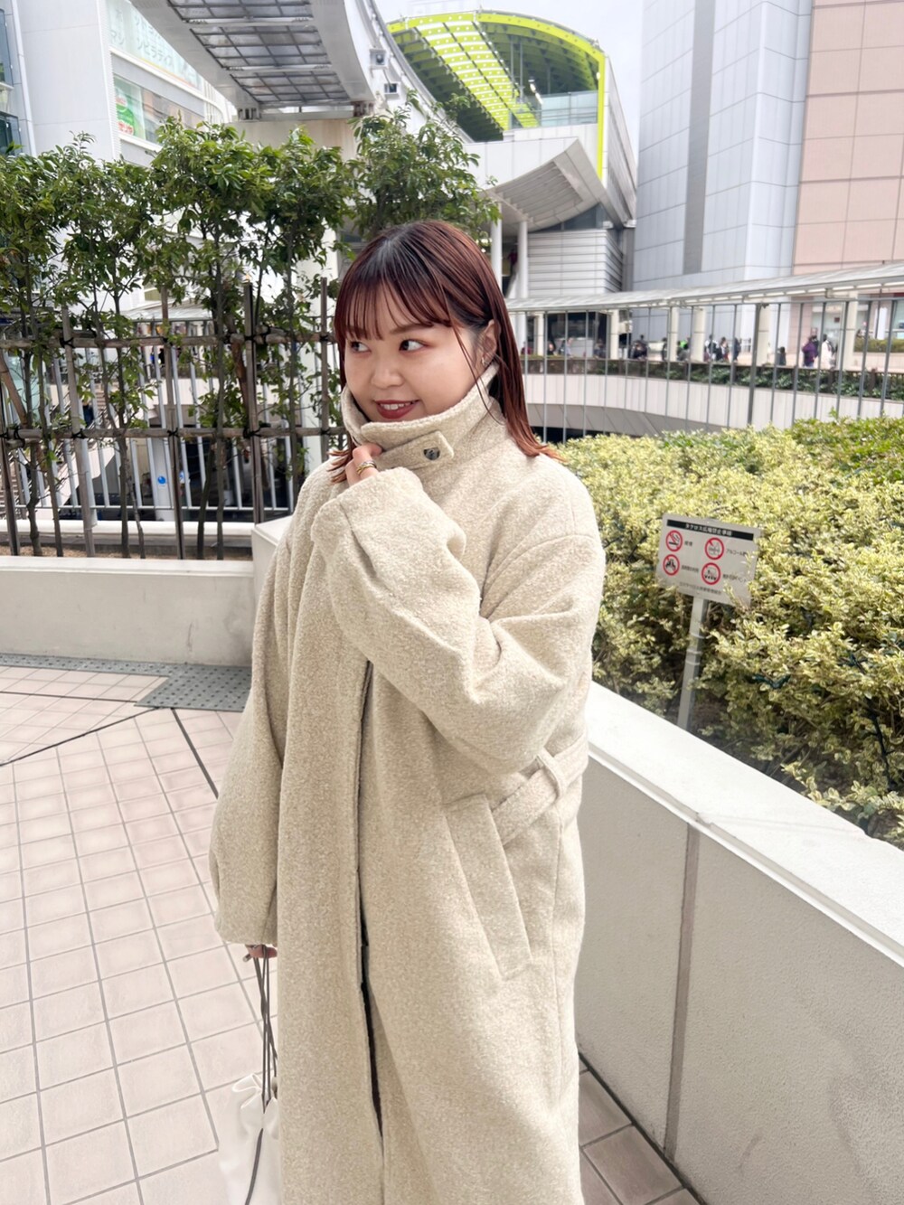 「ゆったりコーデ、シンプルスタイル、コート、ロングコート、アウター、ステンカラーコート、ハイネックコート、ステンカラーロングコート、ベージュコート、ベージュアウター、mystic、mysticstaff」｜「mysticのステンカラーロングコート（ステンカラーコート、ベージュ系）」を使った、abe kanonさん（レディース・158cm）の秋コーディネートの2枚目の写真