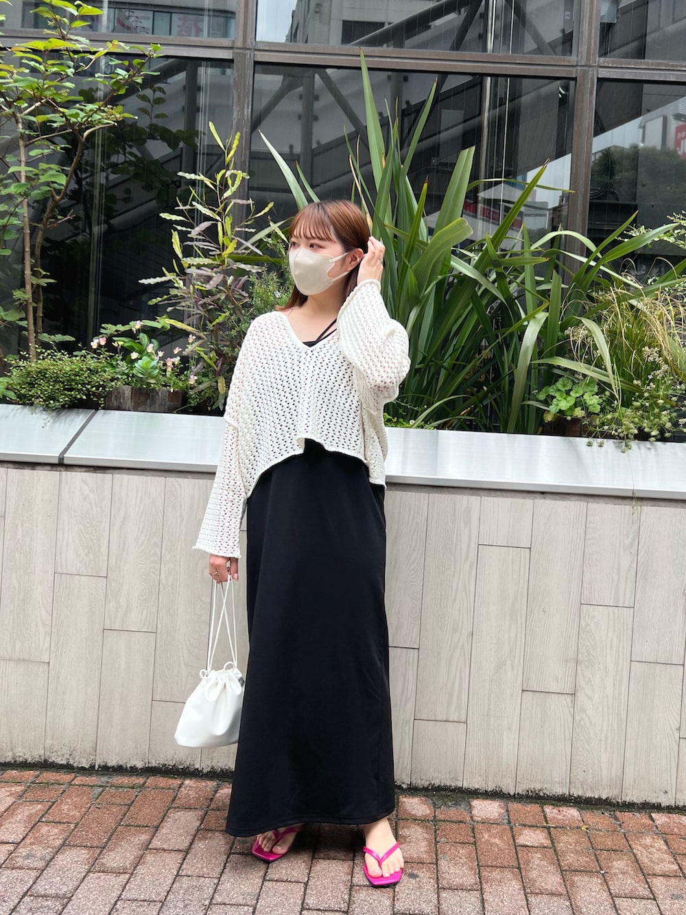 「夏コーデ、シンプル、モノトーンコーデ、メッシュニット、メッシュトップス、キャミワンピ、キャミワンピース、ワンピース、ワンピースコーデ、メッシュ、mystic、mysticstaff」｜「mysticのメランジメッシュニット（ニット/セーター、ホワイト系）」を使った、abe kanonさん（レディース・158cm）の夏コーディネートの2枚目の写真